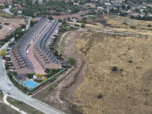 Los Bomberos realizan un cortafuegos preventivo en el Parque Coimbra de Móstoles