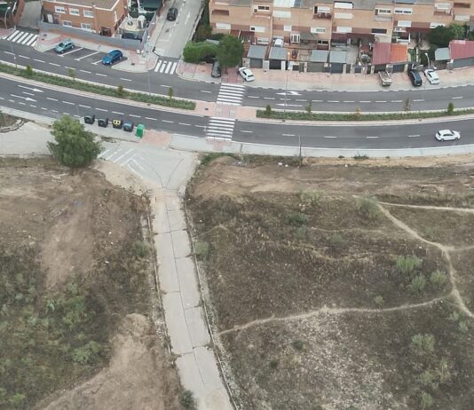 Los Bomberos realizan un cortafuegos preventivo en el Parque Coimbra de Móstoles