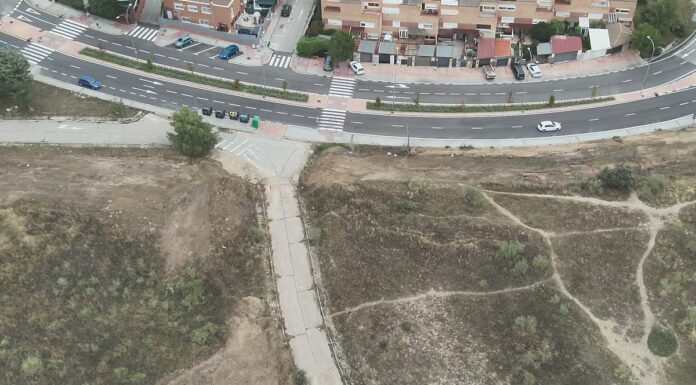 Los Bomberos realizan un cortafuegos preventivo en el Parque Coimbra de Móstoles