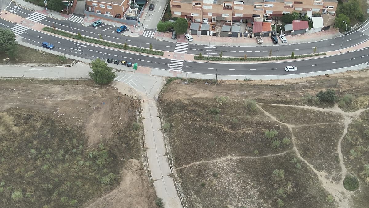 Los Bomberos realizan un cortafuegos preventivo en el Parque Coimbra de Móstoles