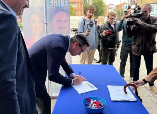 Inicia una campaña de recogidas de firmas en Móstoles para mejorar la línea C-5 de Cercanías Madrid Inicia una campaña de recogidas de firmas en Móstoles para mejorar la línea C-5 de Cercanías Madrid