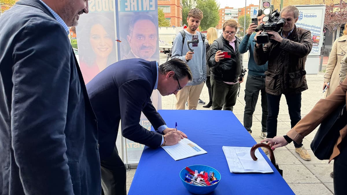 Inicia una campaña de recogidas de firmas en Móstoles para mejorar la línea C-5 de Cercanías Madrid