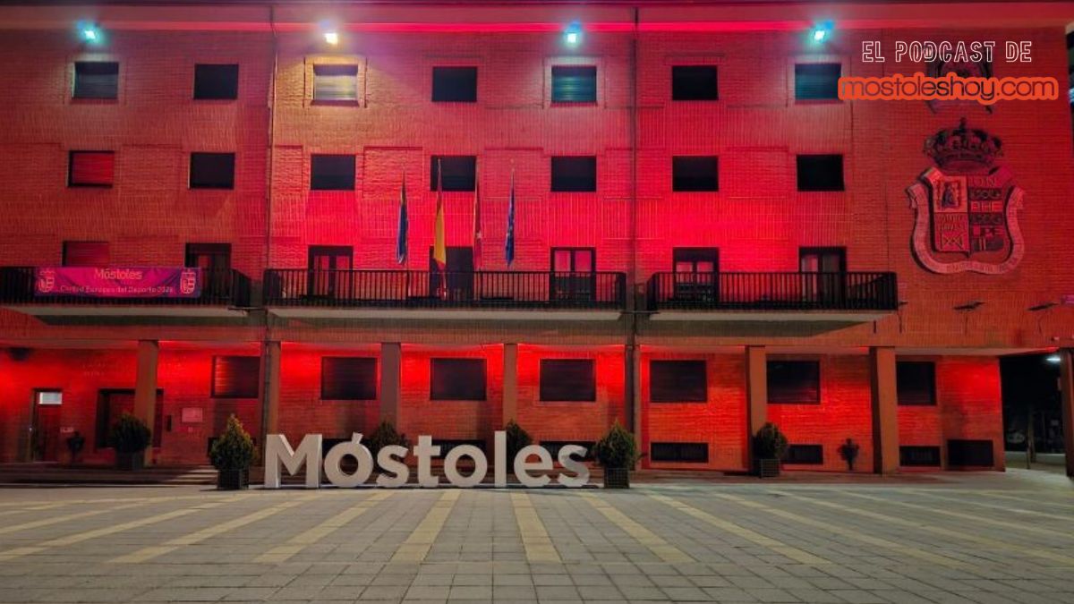 El Ayuntamiento de Móstoles se ilumina de rojo