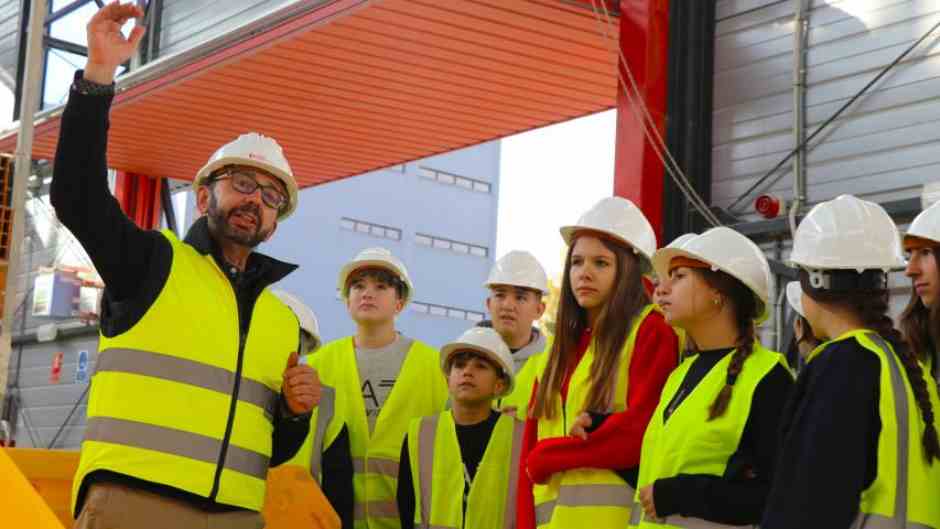 Alumnos del IES Manuela Malasaña. Más de un centenar de alumnos de Móstoles descubre la construcción como futuro profesional.