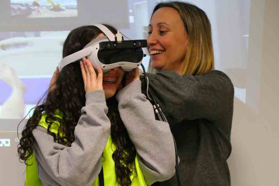 Alumnos del IES Manuela Malasaña. Más de un centenar de alumnos de Móstoles descubre la construcción como futuro profesional.