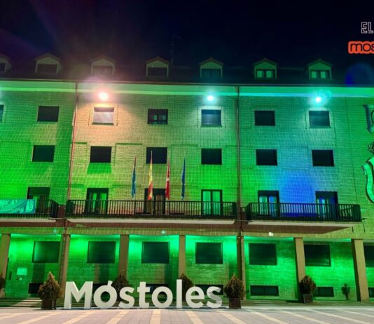 La fachada del Ayuntamiento de Móstoles se ilumina de verde en el Día Mundial contra el Cáncer. Podcast mostoleshoy Ayuntamiento de Móstoles de color verde
