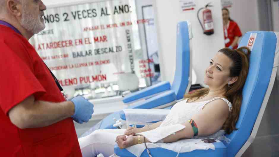 Dentro del ‘RETO 10000 donaciones de sangre’ de la Red Española de Universidades Promotoras de Salud (REUPS). Hasta 130 personas donan sangre en el campus de la URJC en Móstoles.