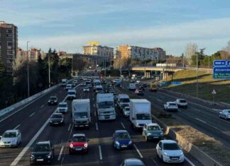 Catalogan de “innecesario” el carril bus habilitado entre Móstoles y Cuatro Vientos Un carril vacío que forma grandes atascos por donde transita. El soterramiento de la A-5 ha sido el tema por excelencia desde inicio de año. Los mostoleños se han enfrentado a innumerables cambios asociados a esta carretera que transcurre por el municipio, el ultimo la habilitación del carril bus habilitado entre Móstoles y Cuatro Vientos que actualmente ha sido catalogado como “innecesario”. Ha sido el Ayuntamiento de Alcorcón quienes han admitido la irrelevancia de esta vía destinada a los autobuses. Este carril bus habilitado entre Móstoles y Cuatro Vientos estaba destinado para "priorizar y agilizar los desplazamientos en transporte público durante los cortes". La Concejala de Alcorcón de Transición Ecológica, Educación y Medio Ambiente, Trinidad Castillo ha declarado que "la mayor parte de personas de Alcorcón y de Móstoles que utilizaban esos interurbanos para llegar a Príncipe Pío, pues ya no los usan", ya que "si al final te van a dejar tirado en Cuatro Vientos, pues vas desde el principio o bien en Metro o bien en Renfe". Otras necesidades más útiles Con ello, la concejala ha explicado que "la gente está cambiando sus hábitos de movilidad y se mueve mucho dentro de la zona urbana". Para cubrir esta nueva demanda en la movilidad de los habitantes de ambos municipios Castillo ha hablado de varias propuestas. Desde aprcamientos disuasorios hasta autobuses lanzadera que llevasen hasta la capital. Por ello, han solicitado al Consorcio "reestructurar las líneas urbanas, de manera transitoria, como mínimo estos dos años, y las líneas interurbanas que hacen trayecto urbano para que tengan una mayor frecuencia y no sea tan insufrible ir o volver de Madrid".