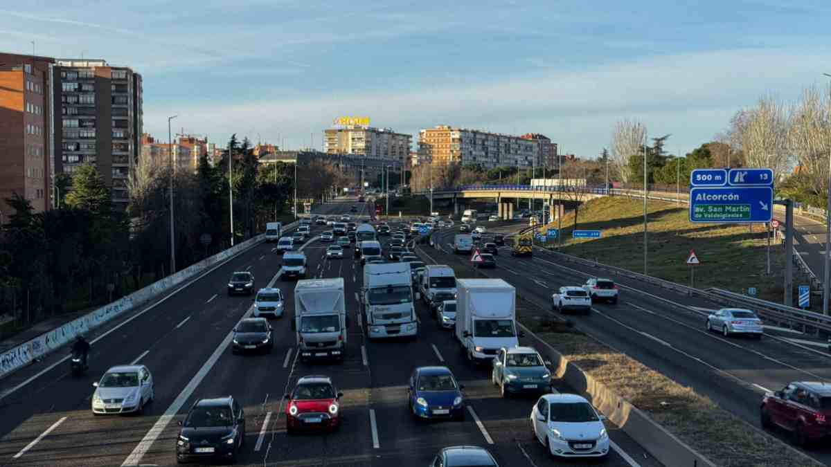 Catalogan de “innecesario” el carril bus habilitado entre Móstoles y Cuatro Vientos Un carril vacío que forma grandes atascos por donde transita. El soterramiento de la A-5 ha sido el tema por excelencia desde inicio de año. Los mostoleños se han enfrentado a innumerables cambios asociados a esta carretera que transcurre por el municipio, el ultimo la habilitación del carril bus habilitado entre Móstoles y Cuatro Vientos que actualmente ha sido catalogado como “innecesario”. Ha sido el Ayuntamiento de Alcorcón quienes han admitido la irrelevancia de esta vía destinada a los autobuses. Este carril bus habilitado entre Móstoles y Cuatro Vientos estaba destinado para "priorizar y agilizar los desplazamientos en transporte público durante los cortes". La Concejala de Alcorcón de Transición Ecológica, Educación y Medio Ambiente, Trinidad Castillo ha declarado que "la mayor parte de personas de Alcorcón y de Móstoles que utilizaban esos interurbanos para llegar a Príncipe Pío, pues ya no los usan", ya que "si al final te van a dejar tirado en Cuatro Vientos, pues vas desde el principio o bien en Metro o bien en Renfe". Otras necesidades más útiles Con ello, la concejala ha explicado que "la gente está cambiando sus hábitos de movilidad y se mueve mucho dentro de la zona urbana". Para cubrir esta nueva demanda en la movilidad de los habitantes de ambos municipios Castillo ha hablado de varias propuestas. Desde aprcamientos disuasorios hasta autobuses lanzadera que llevasen hasta la capital. Por ello, han solicitado al Consorcio "reestructurar las líneas urbanas, de manera transitoria, como mínimo estos dos años, y las líneas interurbanas que hacen trayecto urbano para que tengan una mayor frecuencia y no sea tan insufrible ir o volver de Madrid".