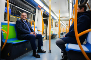 La explicación a los nuevos asientos verdes del Metro visibles en Móstoles