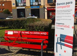 Móstoles instala un “banco para compartir” contra la soledad no deseada