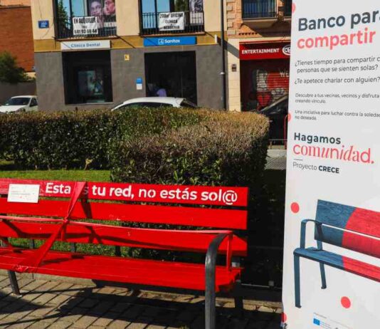 Móstoles instala un “banco para compartir” contra la soledad no deseada
