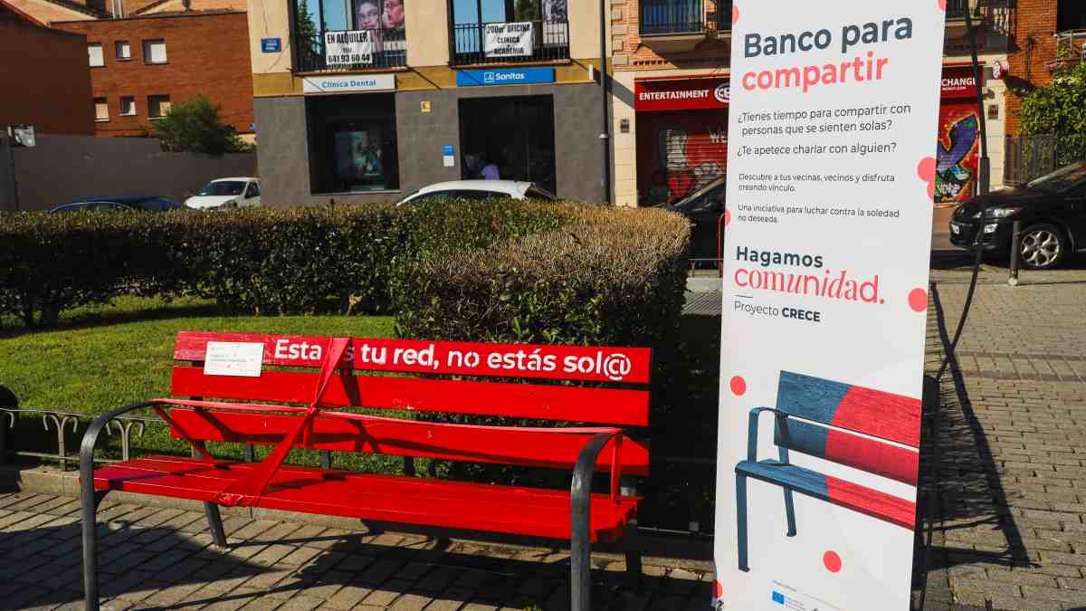 Móstoles instala un “banco para compartir” contra la soledad no deseada