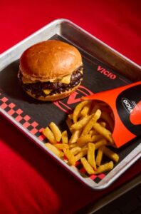 VICIO abre su primer restaurante de smash burgers en Móstoles