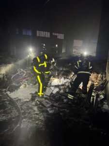 Los bomberos sofocan un incendio en una nave industrial de Móstoles