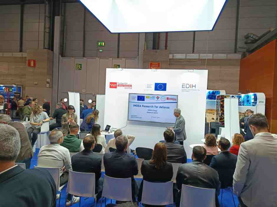 En el stand de la Fundación para el Conocimiento Madri+d. El Instituto IMDEA Energía de Móstoles participa en FEINDEF 2025.