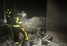 Los bomberos sofocan un incendio en una nave industrial de Móstoles