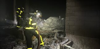 Los bomberos sofocan un incendio en una nave industrial de Móstoles