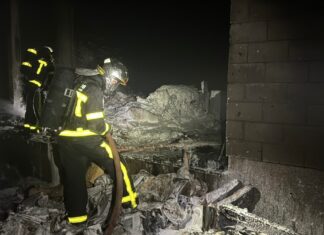 Los bomberos sofocan un incendio en una nave industrial de Móstoles