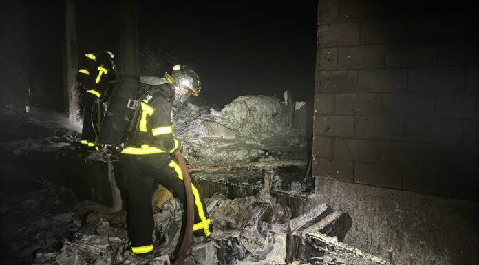Los bomberos sofocan un incendio en una nave industrial de Móstoles