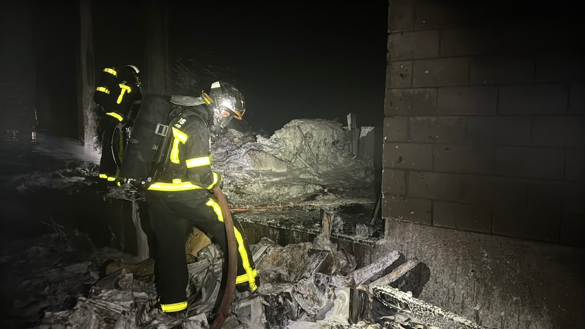 Los bomberos sofocan un incendio en una nave industrial de Móstoles