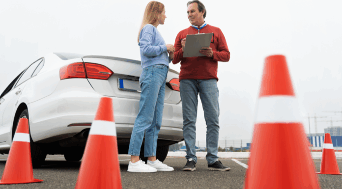 Tensión en Móstoles entre la DGT y las autoescuelas por el retraso en los exámenes de conducir