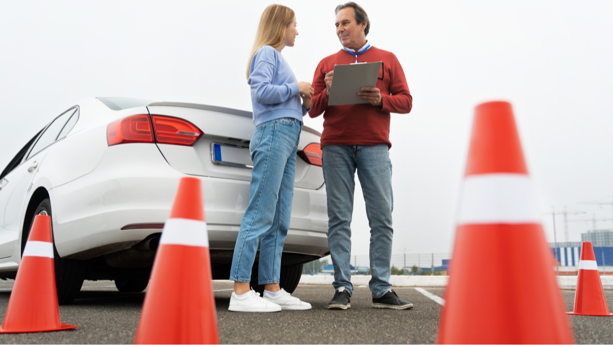 Tensión en Móstoles entre la DGT y las autoescuelas por el retraso en los exámenes de conducir
