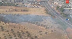 Los bomberos sofocan un incendio en Móstoles que estuvo cerca de alcanzar la A-5 