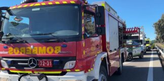 Los bomberos sofocan un incendio en Móstoles que estuvo cerca de alcanzar la A-5