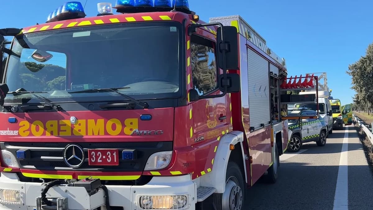 Los bomberos sofocan un incendio en Móstoles que estuvo cerca de alcanzar la A-5