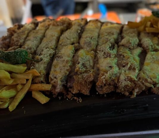 El cachopo más grande de Móstoles se sirve en Destino Raíz