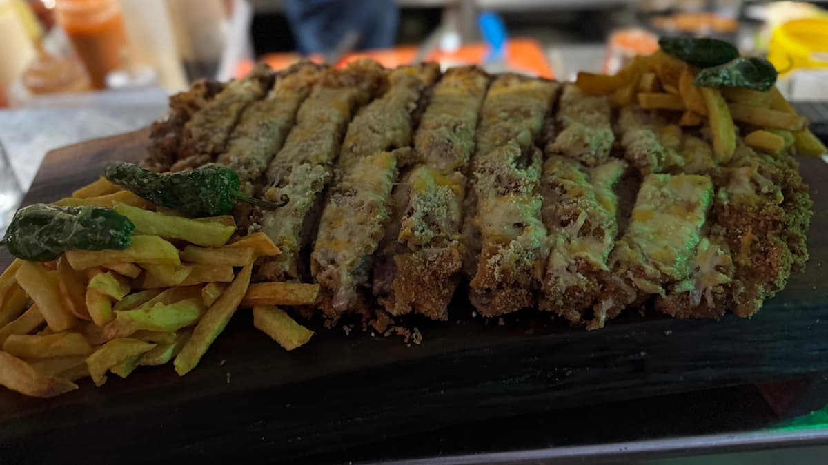 El cachopo más grande de Móstoles se sirve en Destino Raíz