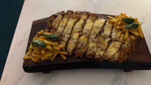 El cachopo más grande de Móstoles se sirve en Destino Raíz