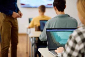 Los centros educativos públicos de Móstoles seguirán utilizando herramientas educativas basadas en IA