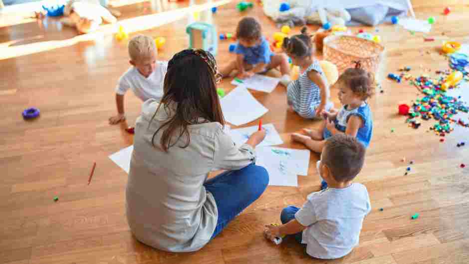 Las escuelas infantiles realizan una labor educativa y formativa de primer orden y muy importante. Pero, también, juegan un papel en relación con la conciliación familiar fundamental. Son miles las familias que acuden cada mañana a una escuela infantil para dejar a sus pequeños. La educación de 0-3 años es importantísima y ampliar el número de escuelas infantiles es una necesidad en la que hay que avanzar. Inyección económica para una escuela infantil de Móstoles.

En la calle Nueva York

Durante estos días la Comunidad de Madrid ha anunciado la inversión de más de 13 millones de euros 21 escuelas infantiles que suman más de 3.500 plazas. Estas escuelas forman parte de la red pública de la Comunidad de Madrid, que actualmente cuenta con 396 centros en los que la escolarización del primer ciclo de Educación Infantil es gratuita para las familias desde 2019. El objetivo de todas es ofrecer la mejor educación, facilitar la libertad de elección para los padres y promover tanto la conciliación de la vida laboral y familiar como la igualdad de oportunidades. Entre estos centros hay una mostoleña. Estos 21 centros públicos son El Almendro, de Colmenar Viejo; Antón Pirulero, de Coslada; Aserrín aserrán, de Las Rozas de Madrid; Campanilla, de Arroyomolinos; El cocherito Leré, de Fuenlabrada; El corro de la patata, de Alcorcón; Cuentacuentos, de Collado Villalba; Don Melitón, de Alcalá de Henares; Fábulas y leyendas, de Móstoles; Jacaranda, de Valdemoro; Nanas de la cebolla y Patas arriba, de Rivas-Vaciamadrid; Pandora, de Leganés; Pinceladas, de Arganda del Rey; Pío pío, de Alcobendas; La Tarara, de Majadahonda; y La Aldea, Cinco lobitos,  Sol solito, Palmas palmitas y Valle de oro, de Madrid.

El Consejo de Gobierno ha aprobado prorrogar los contratos de gestión de estos recursos educativos públicos para niños de 0-3 años durante el próximo curso 2025/26. La escuela Fábulas y Leyendas de Móstoles está ubicada en la calle Nueva York 12, al lado del CEIP Vicente Alexandre y del centro de salud pública Doctor Luengo Rodríguez. La Escuela es un edificio independiente con amplias zonas verdes y patios exteriores para los niños. Fábulas y Leyendas pertenece a la red pública de escuelas de la Comunidad de Madrid. Es una Escuela Infantil gestionada por el Grupo Kidsco. Un espacio de encuentro para familias, niños, niñas, educadores, Comunidad Educativa, Instituciones y servicios del barrio, donde se acompaña al desarrollo integral del niño/a en un clima de afectividad, seguridad y confianza.

*Queda terminantemente prohibido el uso o distribución sin previo consentimiento del texto o de las imágenes que aparecen en este artículo. Suscríbete gratis al

Canal de WhatsApp
Canal de Telegram

La actualidad de Móstoles en mostoleshoy.com