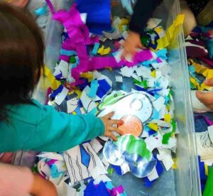 Las escuelas infantiles realizan una labor educativa y formativa de primer orden y muy importante. Pero, también, juegan un papel en relación con la conciliación familiar fundamental. Son miles las familias que acuden cada mañana a una escuela infantil para dejar a sus pequeños. La educación de 0-3 años es importantísima y ampliar el número de escuelas infantiles es una necesidad en la que hay que avanzar. Inyección económica para una escuela infantil de Móstoles.

En la calle Nueva York

Durante estos días la Comunidad de Madrid ha anunciado la inversión de más de 13 millones de euros 21 escuelas infantiles que suman más de 3.500 plazas. Estas escuelas forman parte de la red pública de la Comunidad de Madrid, que actualmente cuenta con 396 centros en los que la escolarización del primer ciclo de Educación Infantil es gratuita para las familias desde 2019. El objetivo de todas es ofrecer la mejor educación, facilitar la libertad de elección para los padres y promover tanto la conciliación de la vida laboral y familiar como la igualdad de oportunidades. Entre estos centros hay una mostoleña. Estos 21 centros públicos son El Almendro, de Colmenar Viejo; Antón Pirulero, de Coslada; Aserrín aserrán, de Las Rozas de Madrid; Campanilla, de Arroyomolinos; El cocherito Leré, de Fuenlabrada; El corro de la patata, de Alcorcón; Cuentacuentos, de Collado Villalba; Don Melitón, de Alcalá de Henares; Fábulas y leyendas, de Móstoles; Jacaranda, de Valdemoro; Nanas de la cebolla y Patas arriba, de Rivas-Vaciamadrid; Pandora, de Leganés; Pinceladas, de Arganda del Rey; Pío pío, de Alcobendas; La Tarara, de Majadahonda; y La Aldea, Cinco lobitos,  Sol solito, Palmas palmitas y Valle de oro, de Madrid.

El Consejo de Gobierno ha aprobado prorrogar los contratos de gestión de estos recursos educativos públicos para niños de 0-3 años durante el próximo curso 2025/26. La escuela Fábulas y Leyendas de Móstoles está ubicada en la calle Nueva York 12, al lado del CEIP Vicente Alexandre y del centro de salud pública Doctor Luengo Rodríguez. La Escuela es un edificio independiente con amplias zonas verdes y patios exteriores para los niños. Fábulas y Leyendas pertenece a la red pública de escuelas de la Comunidad de Madrid. Es una Escuela Infantil gestionada por el Grupo Kidsco. Un espacio de encuentro para familias, niños, niñas, educadores, Comunidad Educativa, Instituciones y servicios del barrio, donde se acompaña al desarrollo integral del niño/a en un clima de afectividad, seguridad y confianza.

*Queda terminantemente prohibido el uso o distribución sin previo consentimiento del texto o de las imágenes que aparecen en este artículo. Suscríbete gratis al

Canal de WhatsApp
Canal de Telegram

La actualidad de Móstoles en mostoleshoy.com