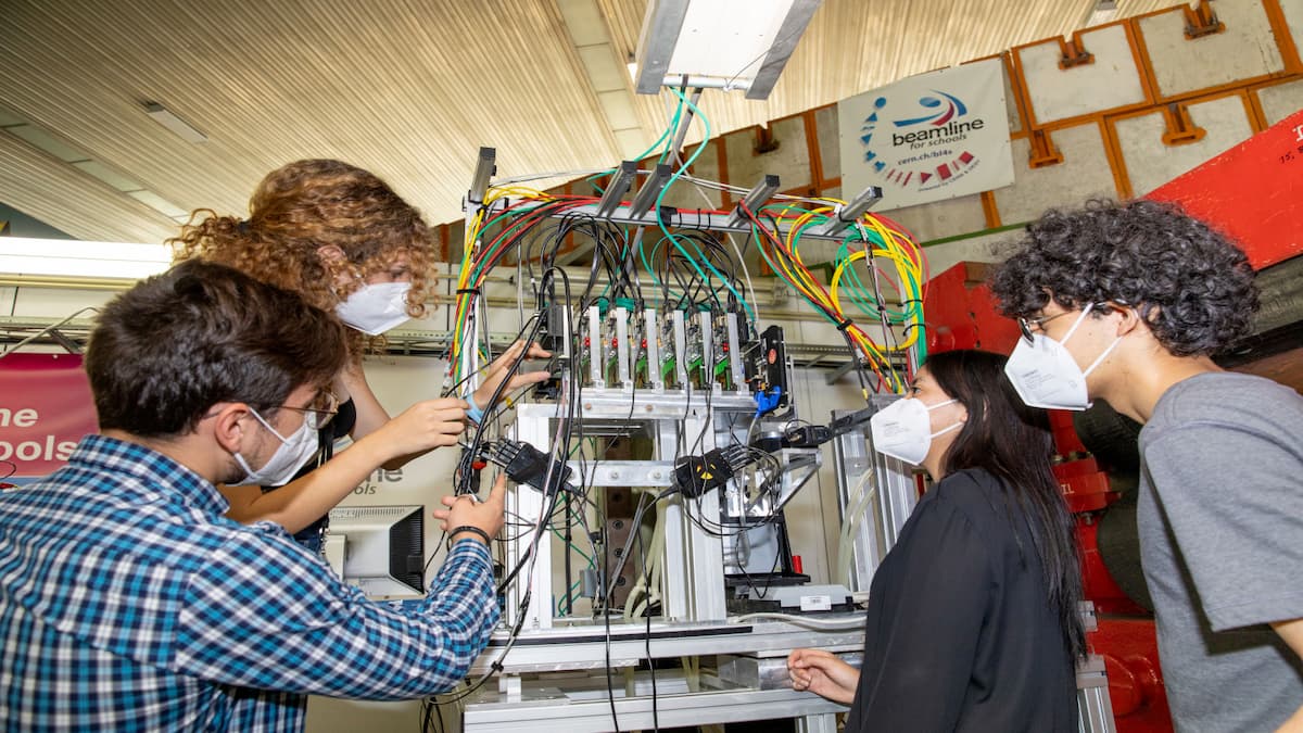 Un equipo de estudiantes de Móstoles, premiado por el mayor laboratorio de física del mundo