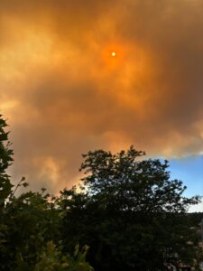 Un incendio en la provincia de Toledo deja en Móstoles nubes de humo y ceniza
