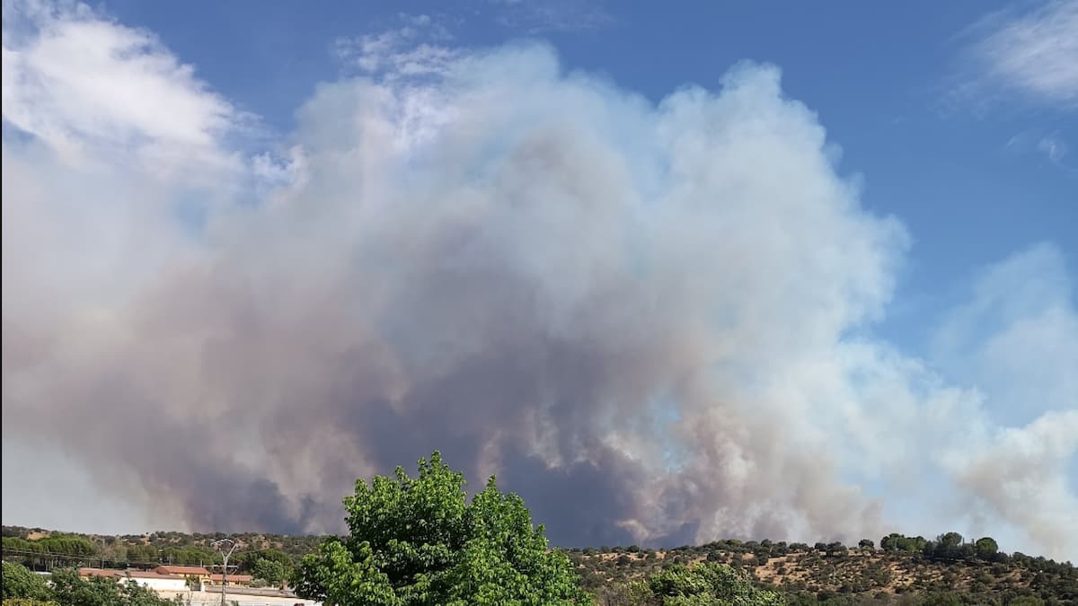 Un incendio en la provincia de Toledo deja en Móstoles nubes de humo y ceniza