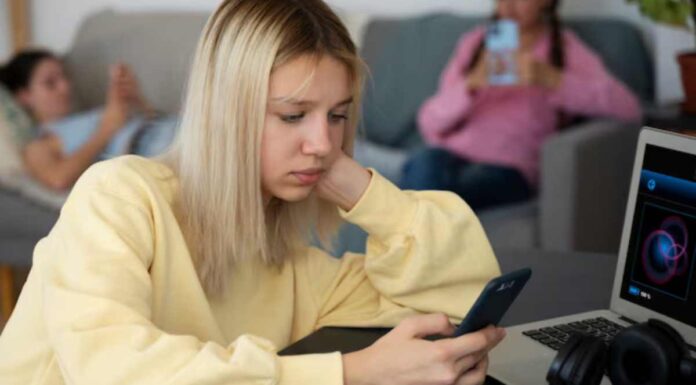 La Comunidad de Madrid ha ayudado a más de 43.000 personas con su Servicio de Atención en Adicciones Tecnológicas (SAAT) para adolescentes y sus familias. El SAAT de Móstoles ha atendido más de 400 usuarios por adicciones tecnológicas.
