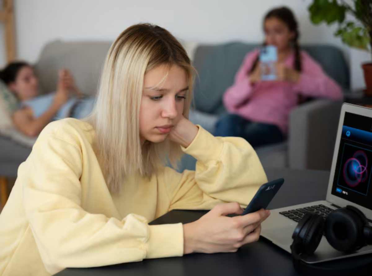 La Comunidad de Madrid ha ayudado a más de 43.000 personas con su Servicio de Atención en Adicciones Tecnológicas (SAAT) para adolescentes y sus familias. El SAAT de Móstoles ha atendido más de 400 usuarios por adicciones tecnológicas.