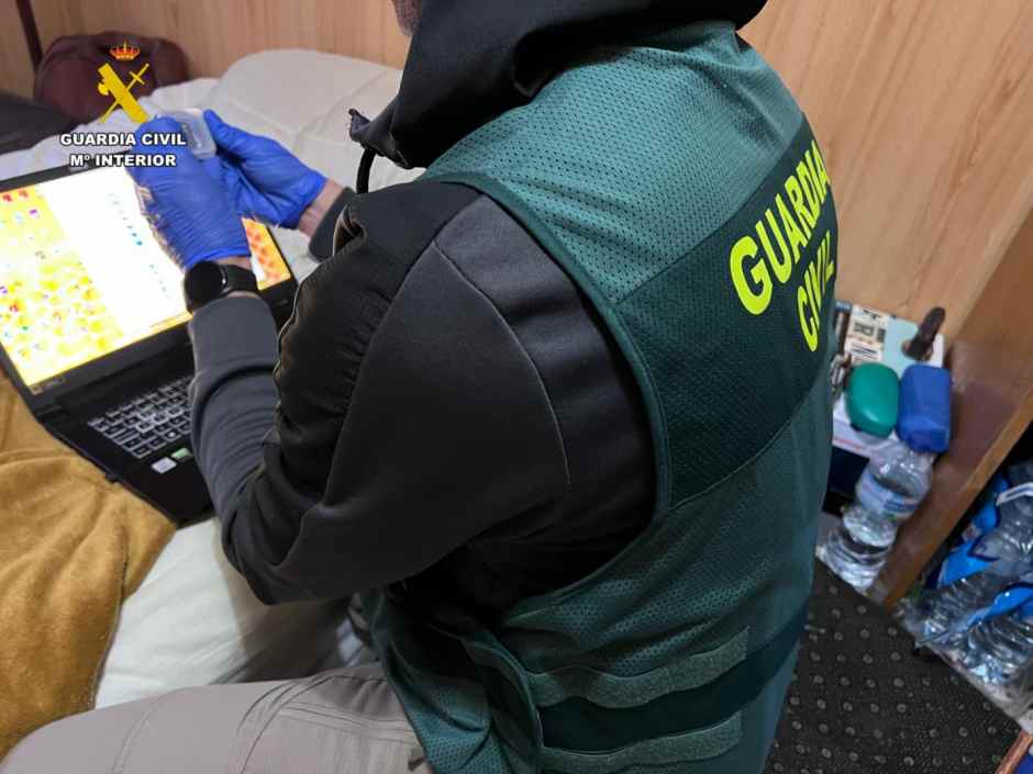 Desarticulada en una docena de ciudades españolas. Detenida una trama que estafó 1,6 millones de euros por Internet con ramificaciones en Móstoles.