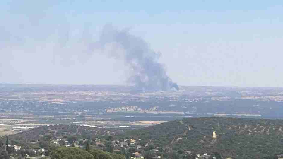 El incendio arrancó en torno a las 15:00 horas ha pasado a situación operativa nivel 1 y desde las 18:30 el 112 lanza recomendaciones a la población de Navalcarenero. La densa columna de humo del incendio de Méntrida alcanza y es visible desde Móstoles.
