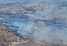 El incendio arrancó en torno a las 15:00 horas y ha pasado a situación operativa nivel 1. La densa columna de humo del incendio de Méntrida alcanza y es visible desde Móstoles.