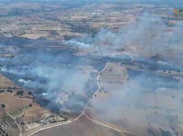 El incendio arrancó en torno a las 15:00 horas y ha pasado a situación operativa nivel 1. La densa columna de humo del incendio de Méntrida alcanza y es visible desde Móstoles.