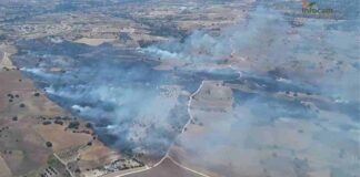 El incendio arrancó en torno a las 15:00 horas y ha pasado a situación operativa nivel 1. La densa columna de humo del incendio de Méntrida alcanza y es visible desde Móstoles.