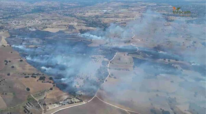 El incendio arrancó en torno a las 15:00 horas y ha pasado a situación operativa nivel 1. La densa columna de humo del incendio de Méntrida alcanza y es visible desde Móstoles.