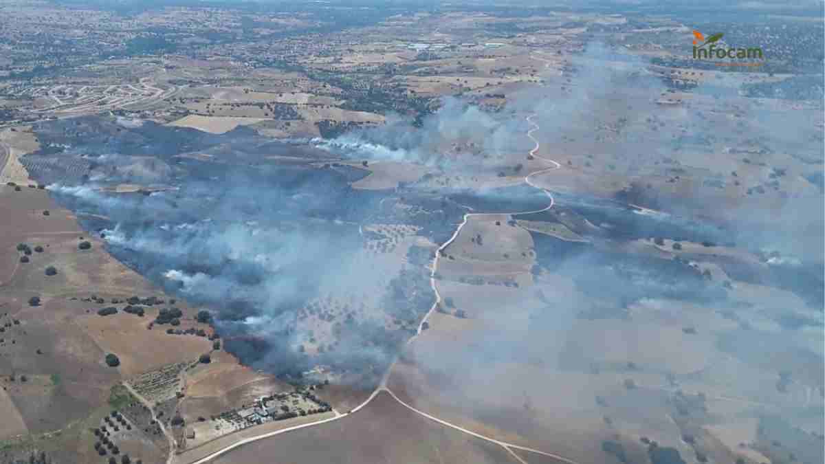 El incendio arrancó en torno a las 15:00 horas y ha pasado a situación operativa nivel 1. La densa columna de humo del incendio de Méntrida alcanza y es visible desde Móstoles.