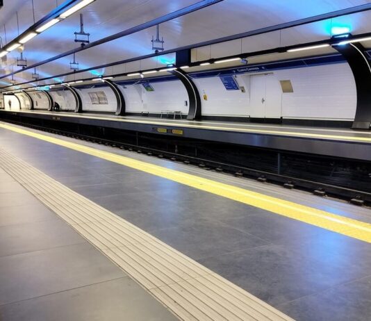 Los vecinos de Móstoles podrán resolver sus dudas de Metro con este nuevo canal de atención al usuario