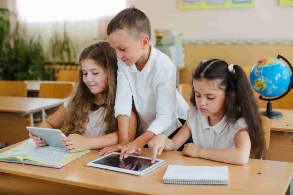 Sin dispositivos digitales individuales en las aulas de infantil y primaria de Móstoles